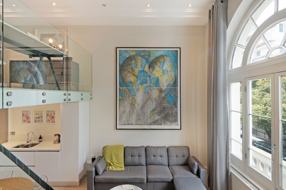 The Artists Hideaway-2 bed Mezzanine in Paddington - by Out of Office Lifestyle