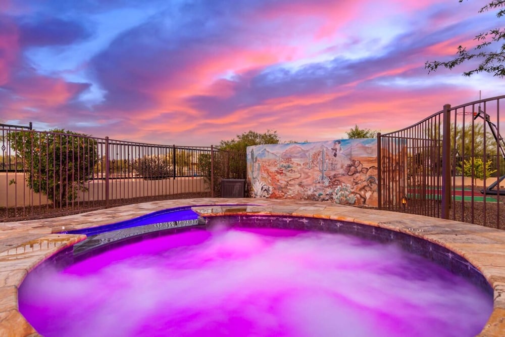 Desert Foothils Rustic Resort Oasis w Pool Spa