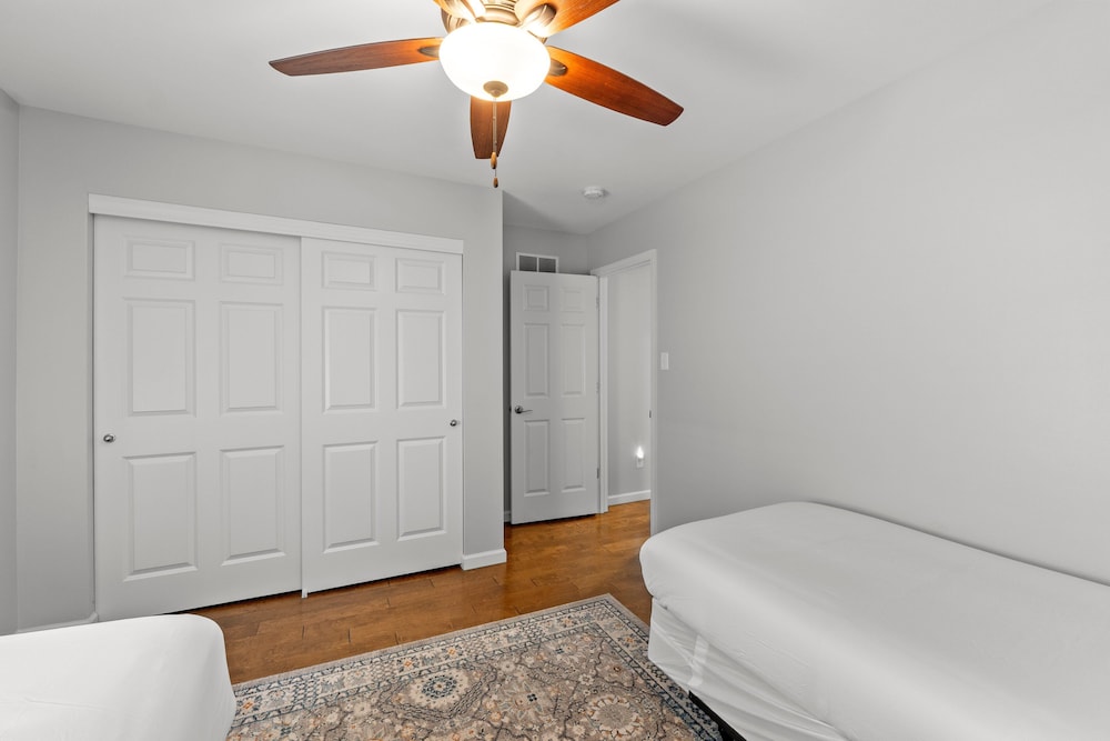 Modern Home W/garage Near SLU JZ Vacation Rentals