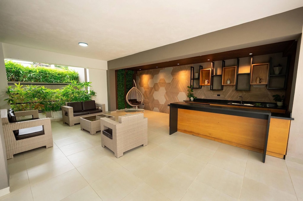 Dream Stay - Pool & Gym - 10min Airport & Homs