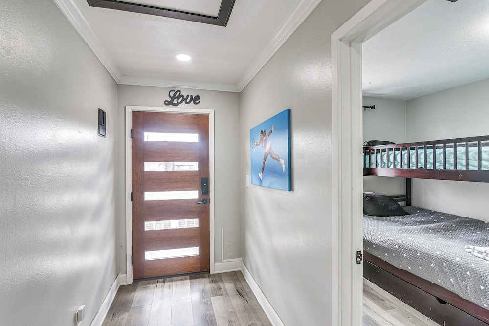 Walkable Apt 2 Mi to Dtwn: Houston Retreat!