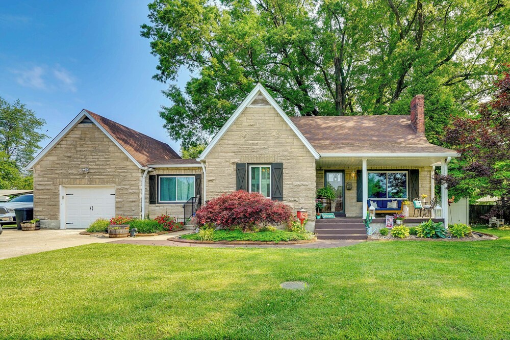 Charming Bardstown Home w/ Deck ~ 1 Mi to Downtown