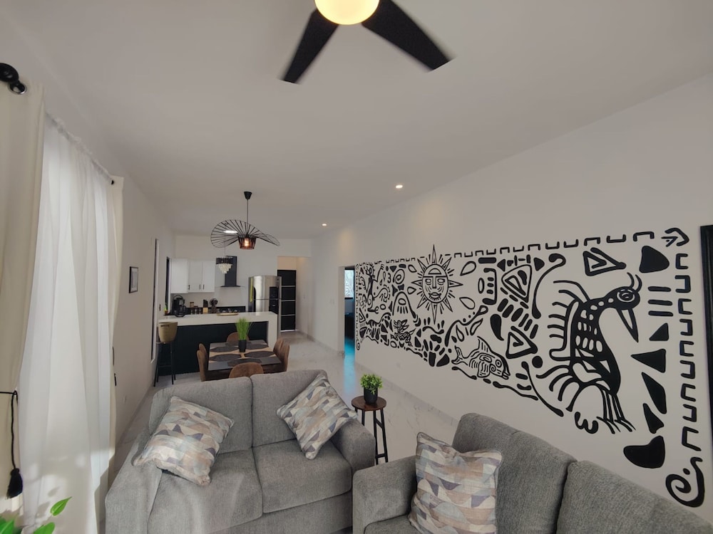 Beautiful 3bed 2bath new Home With Pool in Town