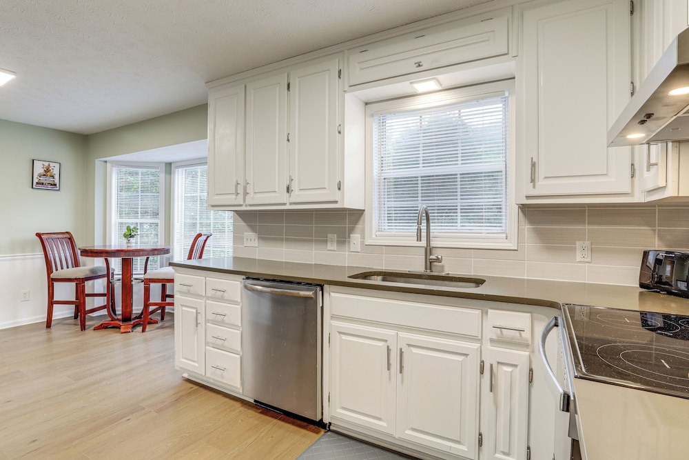 Hike, Golf, Explore: Home 10 Mi to Lake Lanier!