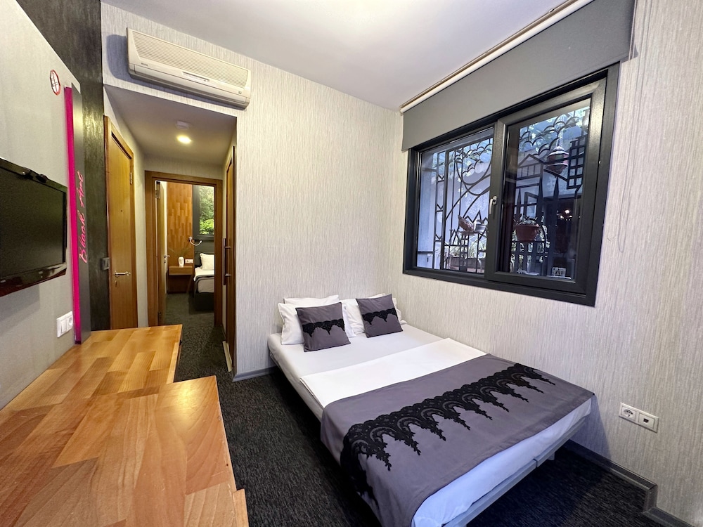 Black Art Otel - Image 39