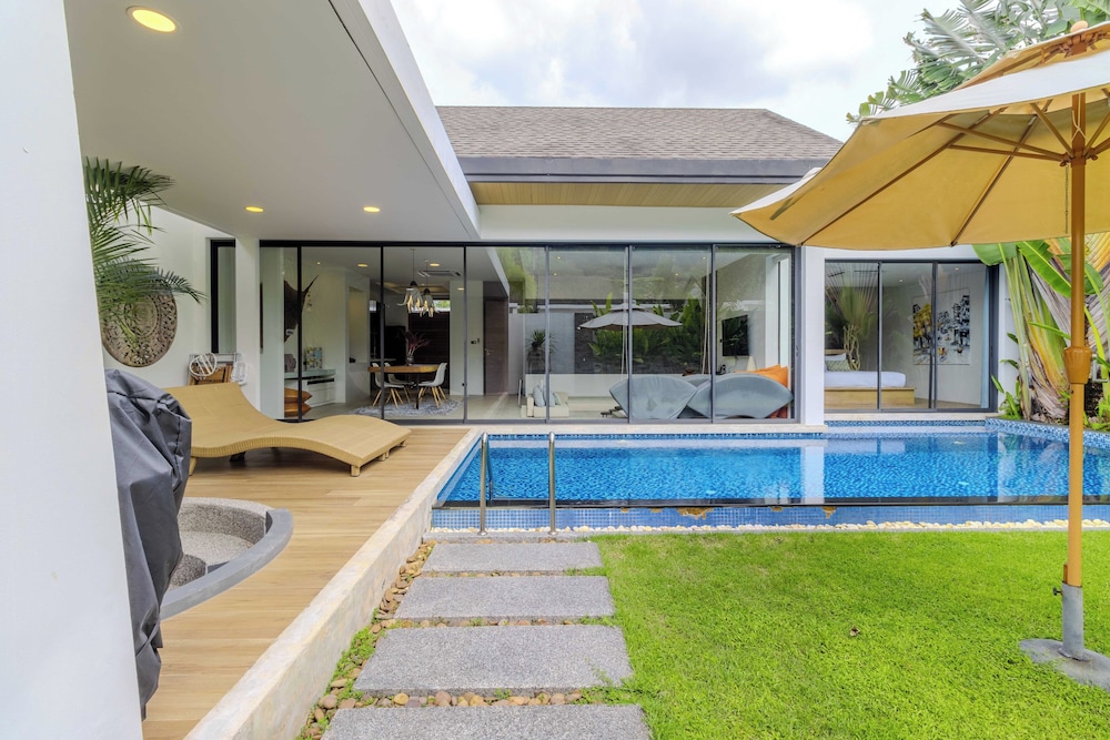 Great for Relaxing with Pool V259