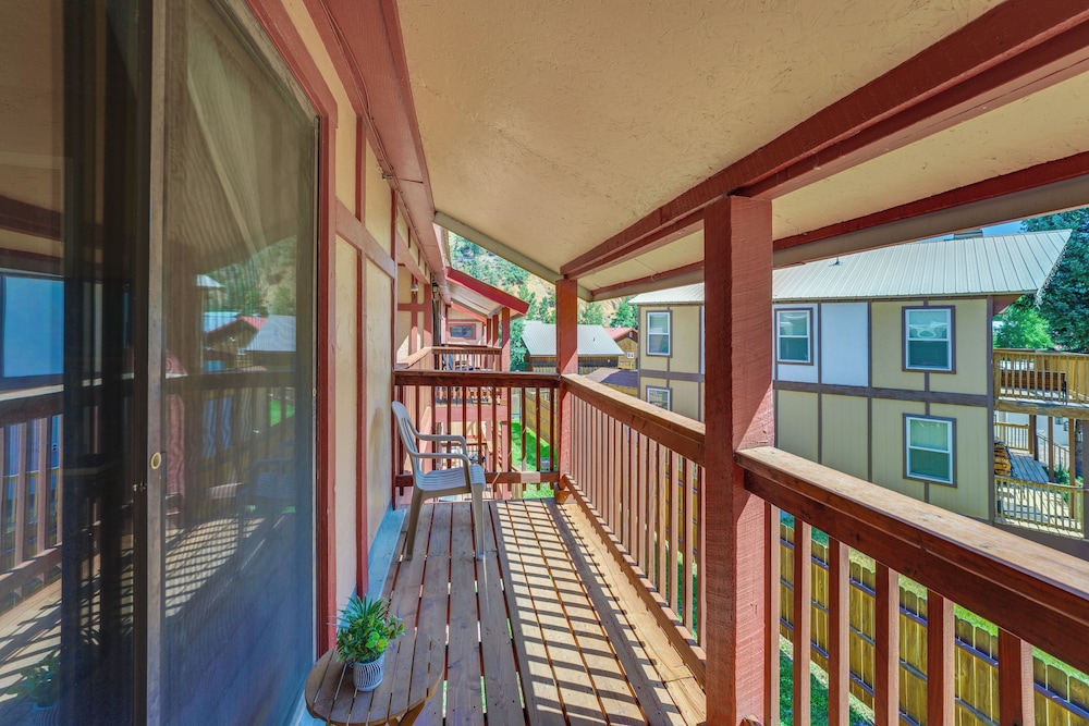 Hike, Bike & Ski: Red River Condo w/ Spa Access