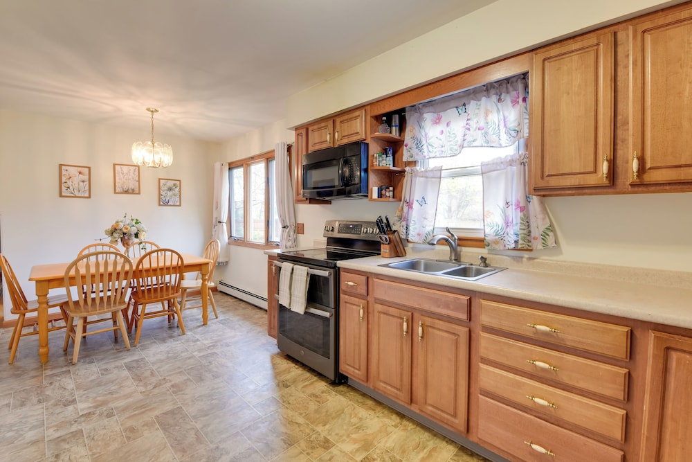 15 Mi to Cochran's Ski Area: Cozy Home w/ Yard!