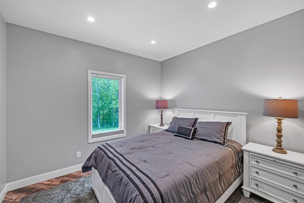 Lakeside Retreat With Hot Tub & Game Room 3 Bedroom Home