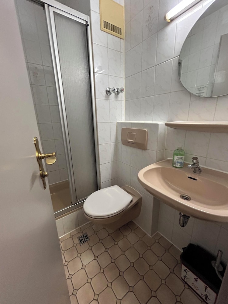 2-Rent Group Hostel Rooms AUB162