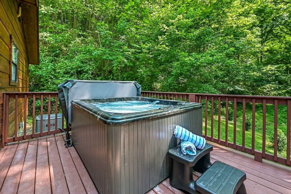 Smoky Mountains Honeymoon Cabin Dog Friendly