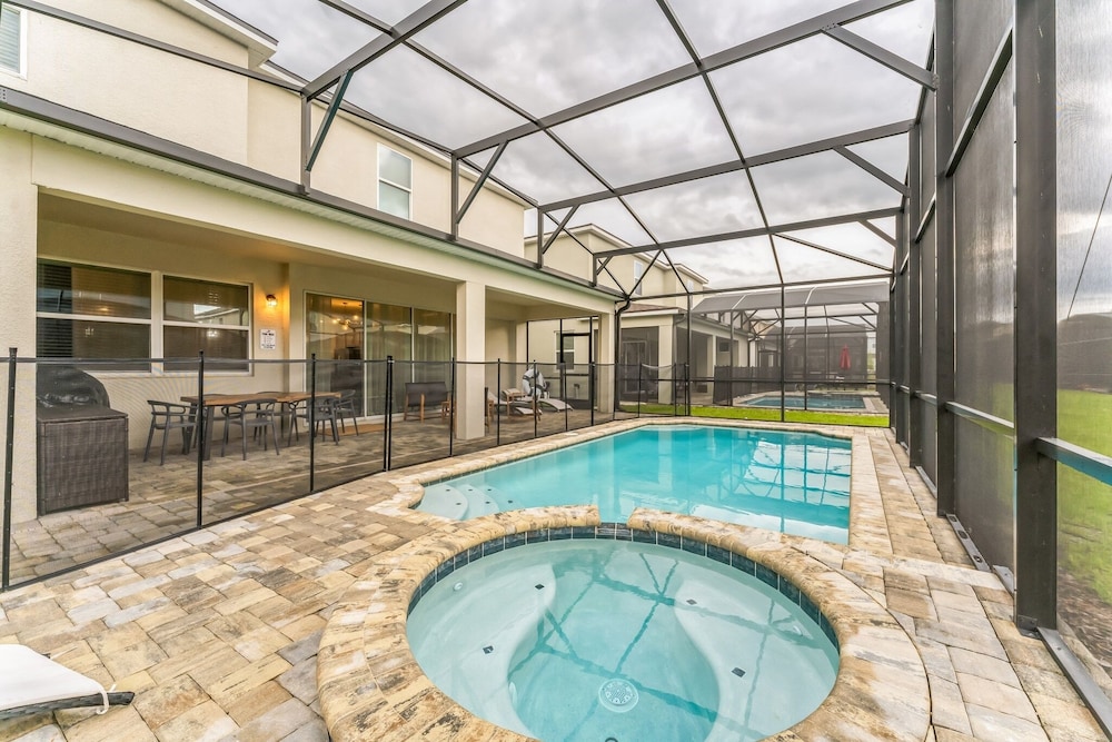 Coconut Breeze With Private Backyard Pool And Spa 5 Bedroom Home