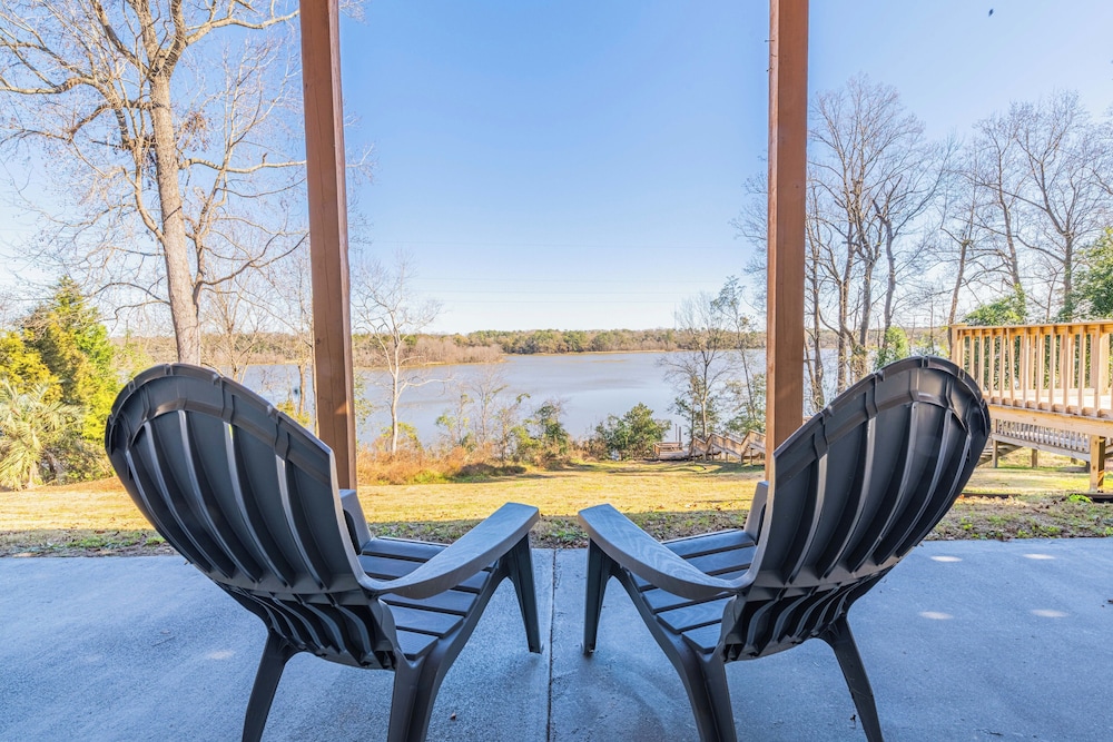 Modern Lakeside Retreat