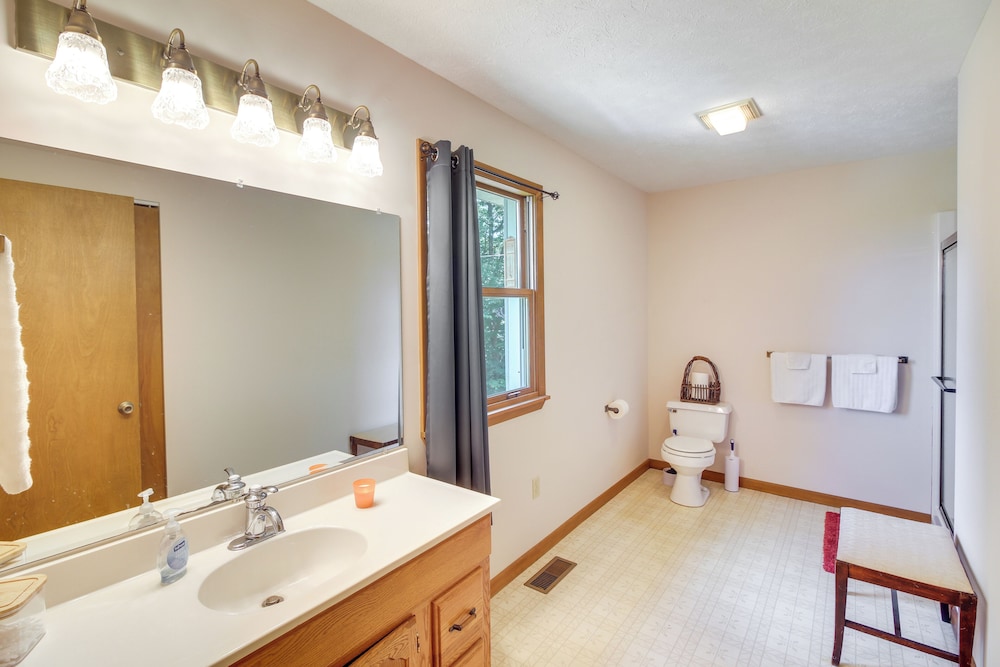 Family Home w/ Game Room! 1 Mi to Dale Hollow Lake