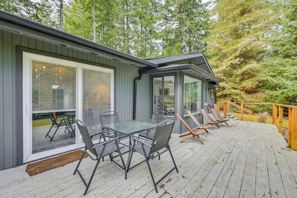 Walk to Lake: Anderson Island Escape w/ Fire Pit