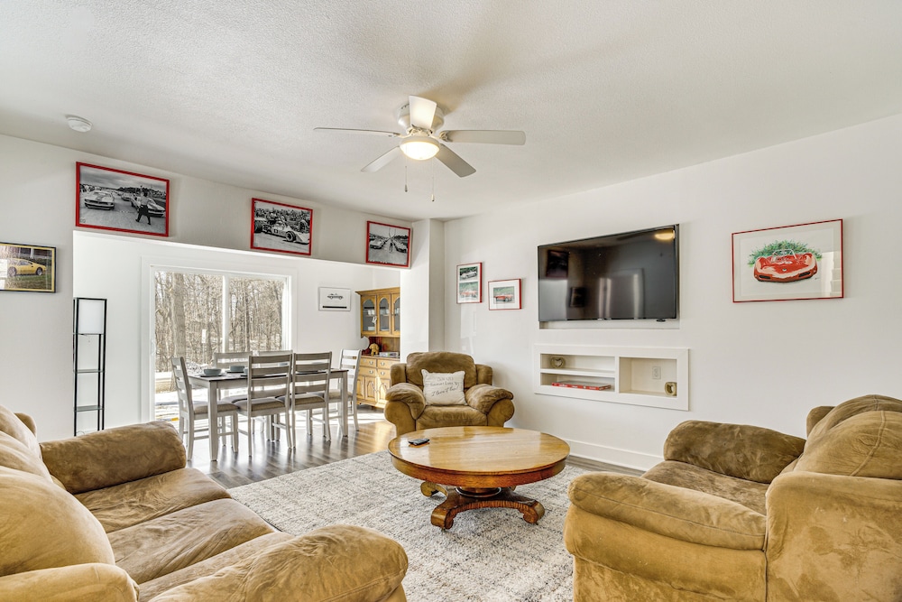 2 Mi to Road America: Pet-friendly Duplex!