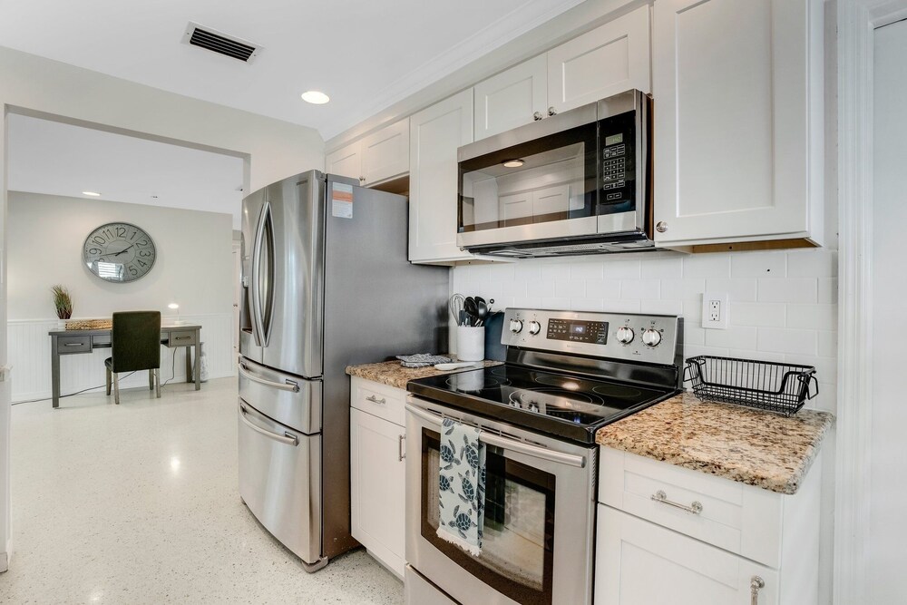 Key Lime Cove Beach House - Monthly Vacation Rental 2 Bedroom Home by RedAwning