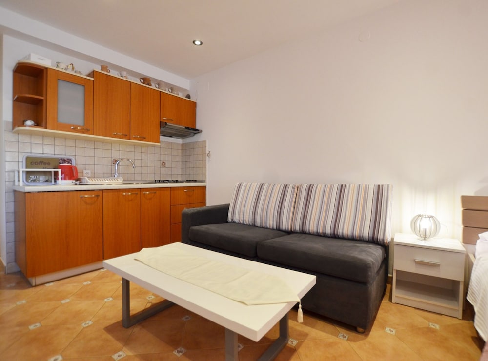 Sleek and Serene Flat and Rooms