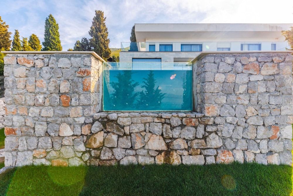 Villa Serenity Luxury Lakeside Manor