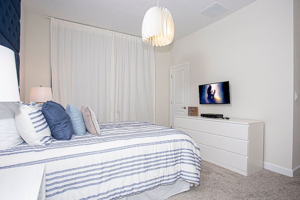396 - 4bd/3ba Luxurious Homechampions Gate Resort