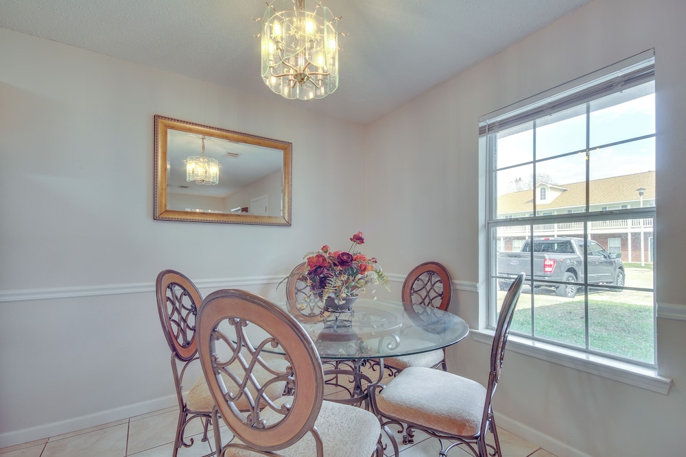 Community Grills & Pool: Gautier Condo!