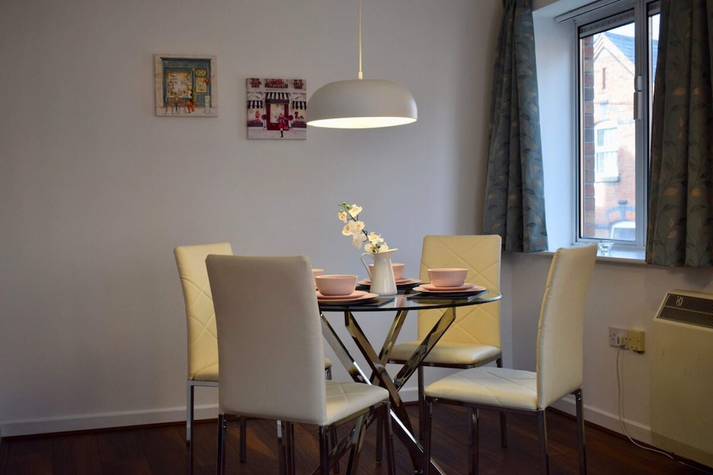 2 Bed Historical Christchurch With Parking