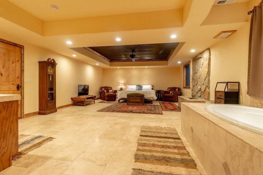 14 Guests 5BR 2BA Game room and Living