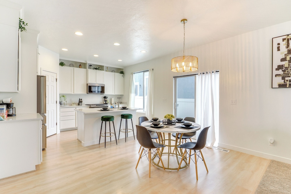 4 Mi to Zions Bank Stadium: Sleek Herriman Retreat