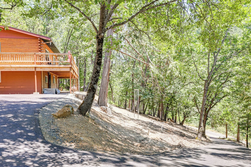 Community Lake Access: Peaceful Cabin in Sonora!