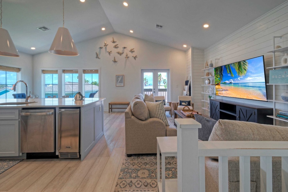 Sleeps 22 2 Homes w/ Private Pool + Patio Walkable Location, Golf Cart Zone