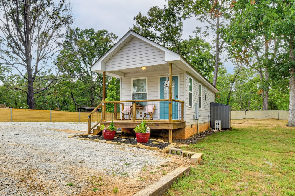 Walk to Beach: Lake Hartwell Cabin w/ Large Yard!