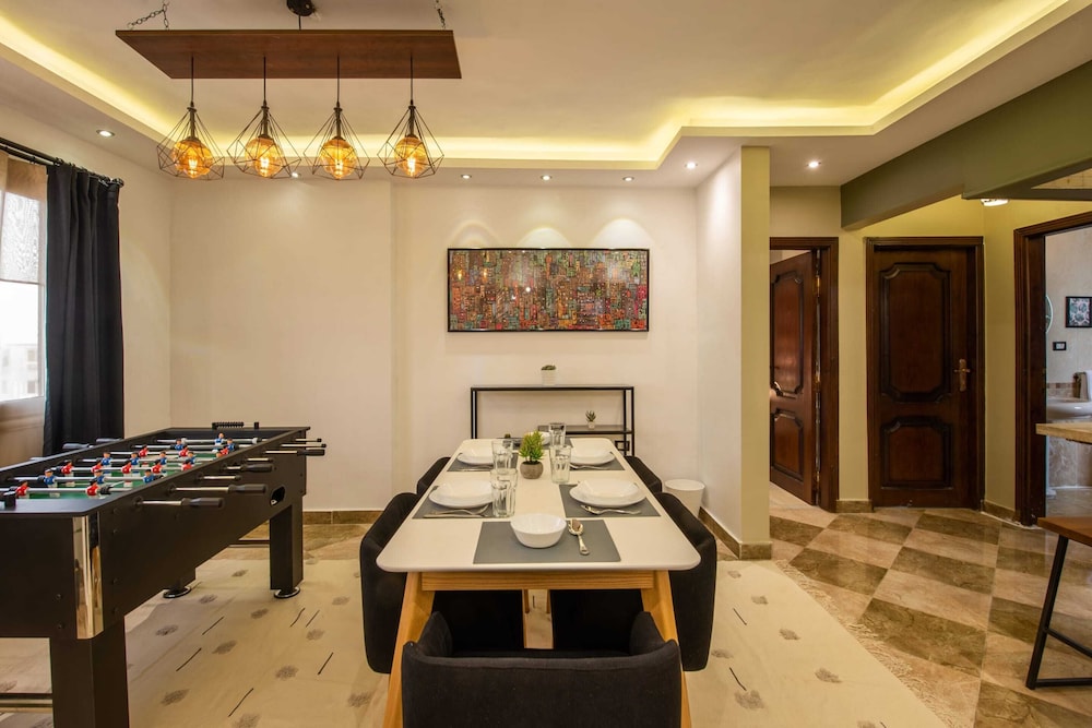 Xuru Stays I Play Foosball & Do Yoga - 1 BR Apt. 5 Min To Airport