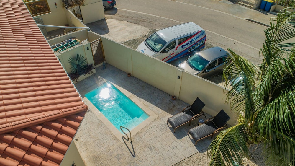 Poolside 1-bed Near Palm Beach
