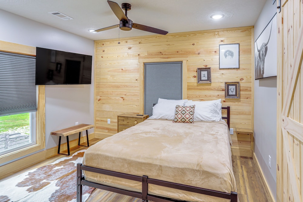 Relax on the River: Modern Mountain View Escape!