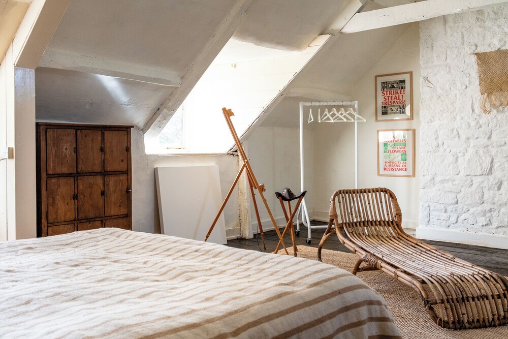 Stunning 8-Bedroom Home in Painswick