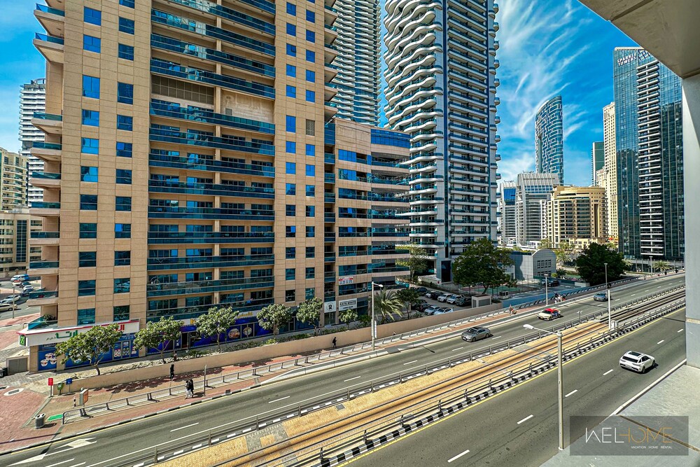 WelHome - Mesmerizing 1BR Apartment in Damac Waves A