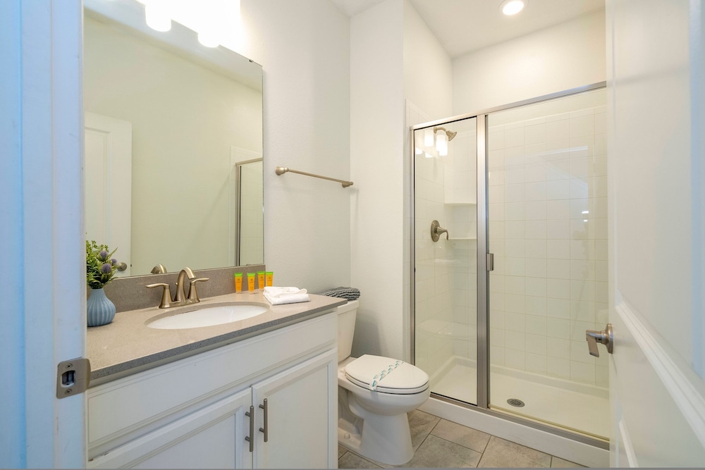 Beautiful 4 BR Close to Disney