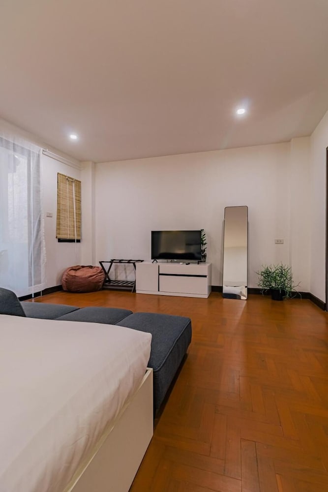 Modern Family House - 4 Bedrooms 5 Mins From Old Town With Gallery - Deja Home