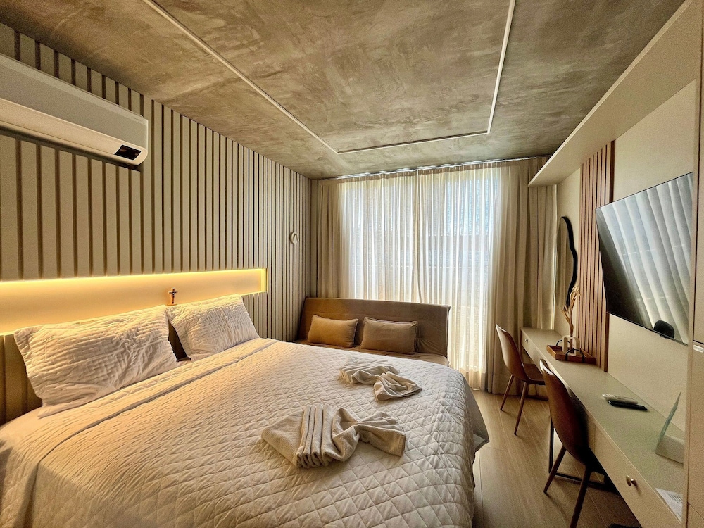 Setai Yacht Comfort II - By Almare Flats