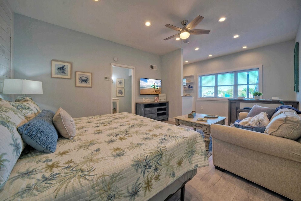 2 Units Beach Boardwalk, Pool, Pickleball + Tennis Island Retreat Complex