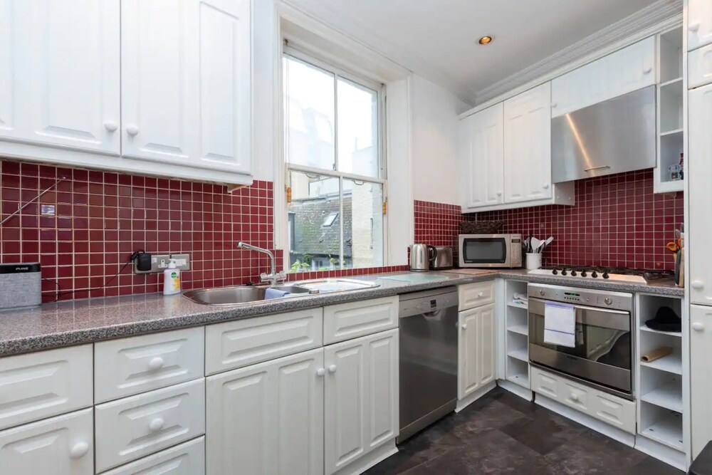 2 Bedroom 2 Bathroom Victorian Maisonette in Barbican