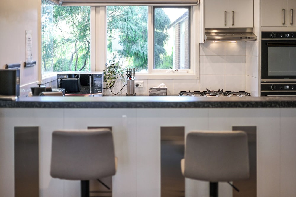 StayAU Gorgeous 5BR BBQ Home Geelong