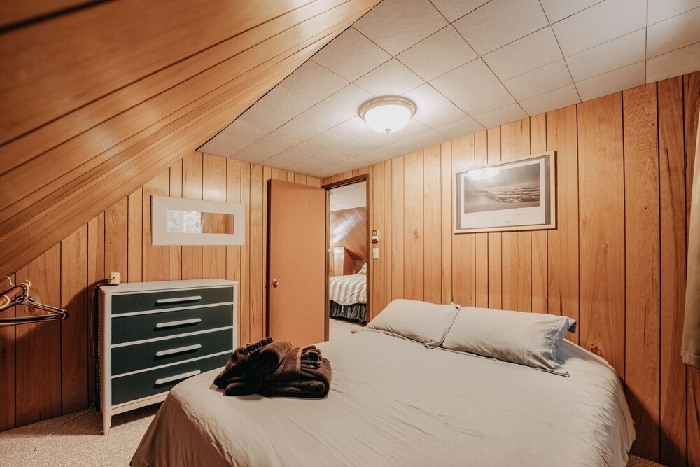 63mbr - Hot Tub - Bbq - Pets Ok - Wifi - Sleeps 6 2 Bedroom Home by RedAwning