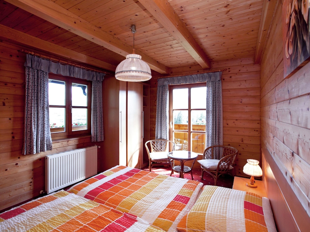 Farmhouse: Alpine Retreat With Mountain Views