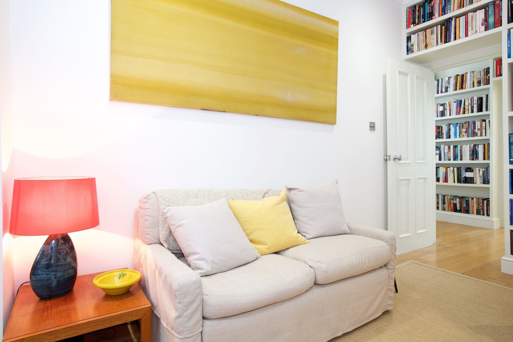 JOIVY English Retro 2BR Apt Near Battersea Park