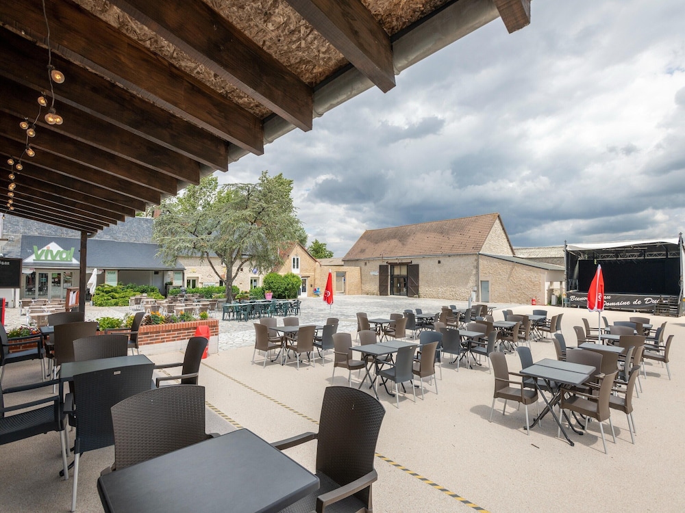 Mobile Home in Veuzain-sur-loire With Garden