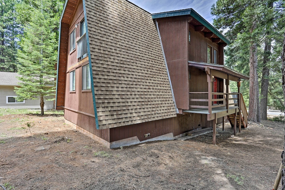 Chester Cabin w/ Deck - Walk to Lake + Golfing! view 3