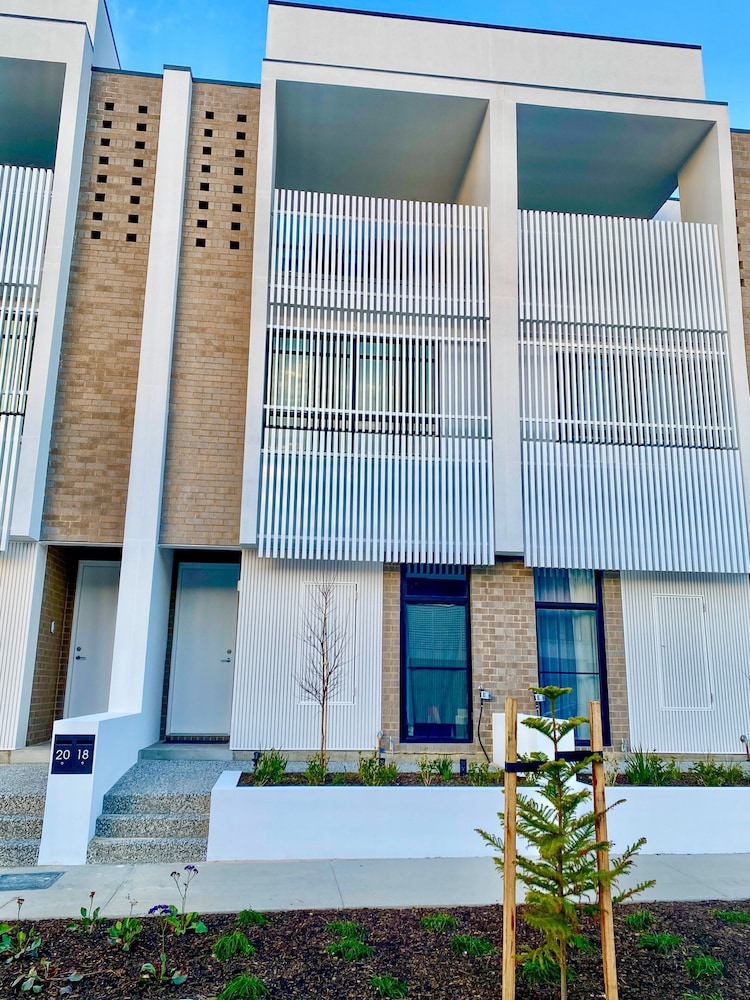 Oceanview Luxury With Dedicated Workspace