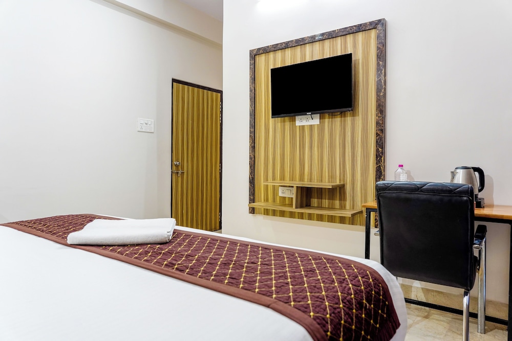 Navneeta Grand Hotel & Banquet Hall