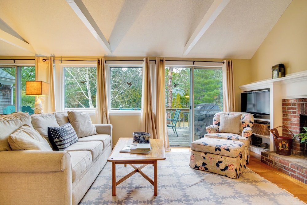 Furnished Deck: Retreat on Mashpee River!